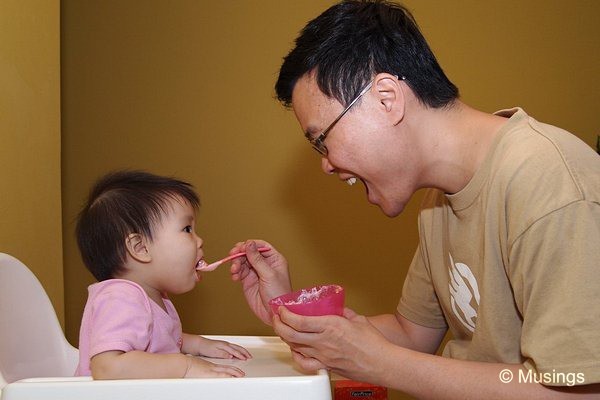 blog-2010-hannah-OLYP0512-daddy-feeding-flickr