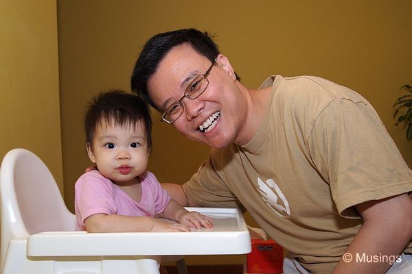 blog-2010-hannah-OLYP0513-daddy-feeding-flickr