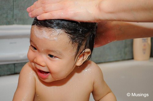 blog-2010-hannah-DSC_8012-bathtime