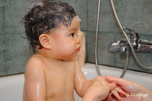 blog-2010-hannah-DSC_8019-bathtime