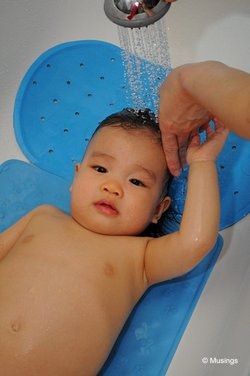 blog-2010-hannah-DSC_8032-bathtime