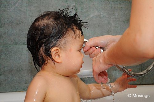 blog-2010-hannah-DSC_8036-bathtime