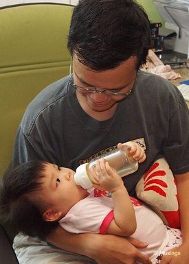 blog-2010-hannah-OLYP2536-daddy-feeding-flickr