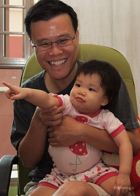 blog-2010-hannah-OLYP2540-daddy-feeding-flickr