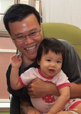 blog-2010-hannah-OLYP2544-daddy-feeding-flickr