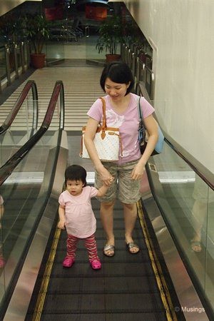 blog-2010-hannah-OLYP3718-hougang-mall