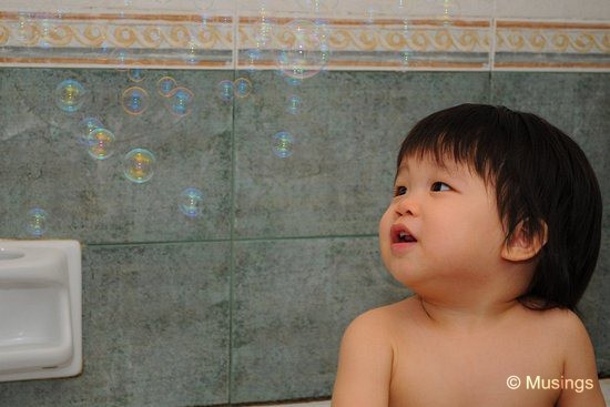 blog-2010-hannah-DSC_3068-bubbles