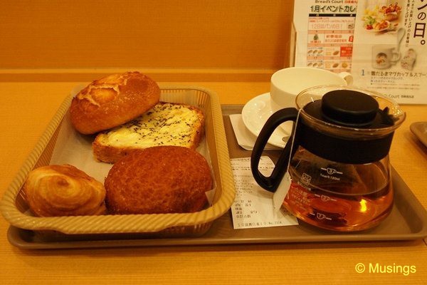 blog-2010-japan-OLYP5386-kyoto-breads-court-breakfast-karasuma