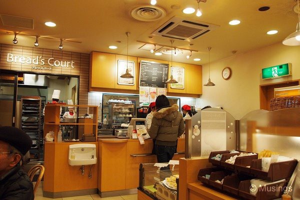 blog-2010-japan-OLYP5390-kyoto-breads-court-breakfast-karasuma