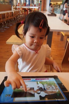 blog-2011-sentosa-OLYP1307-soup-spoon-iPad-time