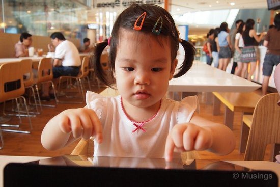 blog-2011-sentosa-OLYP1318-soup-spoon-iPad-time