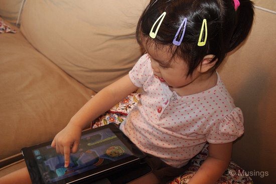 blog-2011-hannah-OLYP5131-iPad-where's-my-water-flickr
