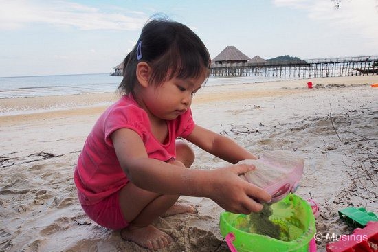 blog-2012-telunas-OMD04278-beach-exploration