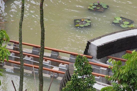 The interconnecting bridge between walkways and observation islands have received its support beams. Ling was a little disappointed at the lily planters though - they sure don't look like 'Giant' lilies.