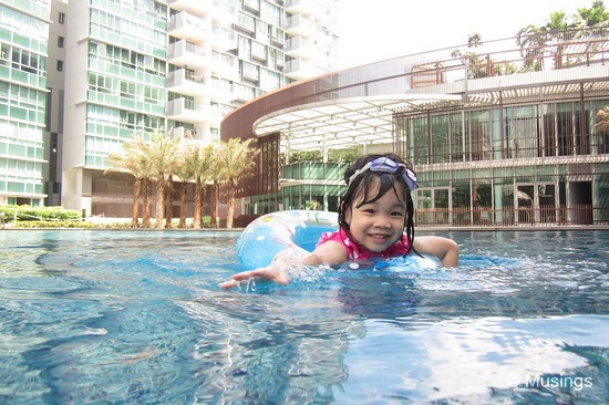 We haven't bought Hannah a lot to swim in the new main pool @ Minton, given that our weekends have been quite packed with activities. She's been taking swimming lessons too at school, so is more comfortable now in the water.