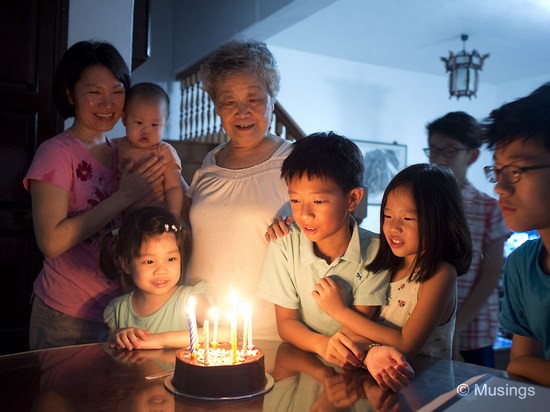 Celebrated mom's 71st birthday over the National Day weekend. With all her grandkids in this picture. 