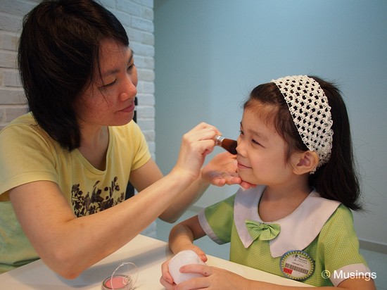 This might be one of those reasons why Ling is glad we've got a daughter; Mommy gets to makeup her girl. 