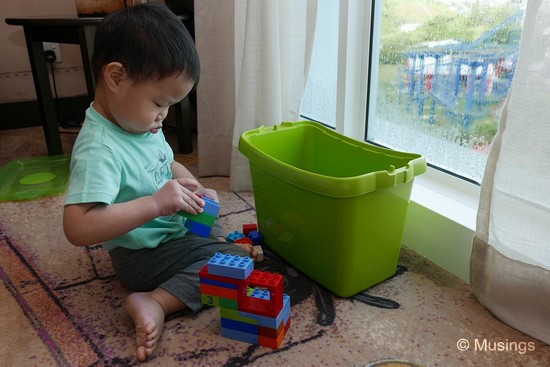 The room came with a tub of bricks for the kids to play.