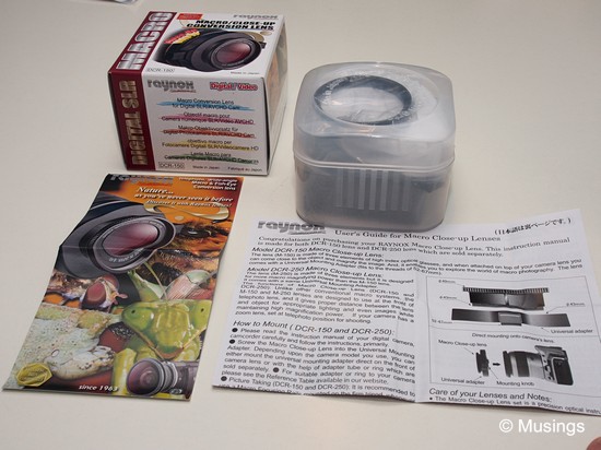 Box contents I: a plastic carry case, a brochure of Raynox products, and an instruction leaflet.