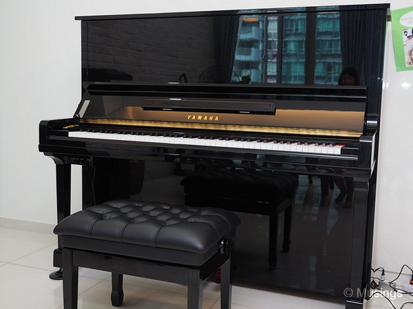 Seriously buffed and polished ebony exterior of the Yamaha U30BL. 